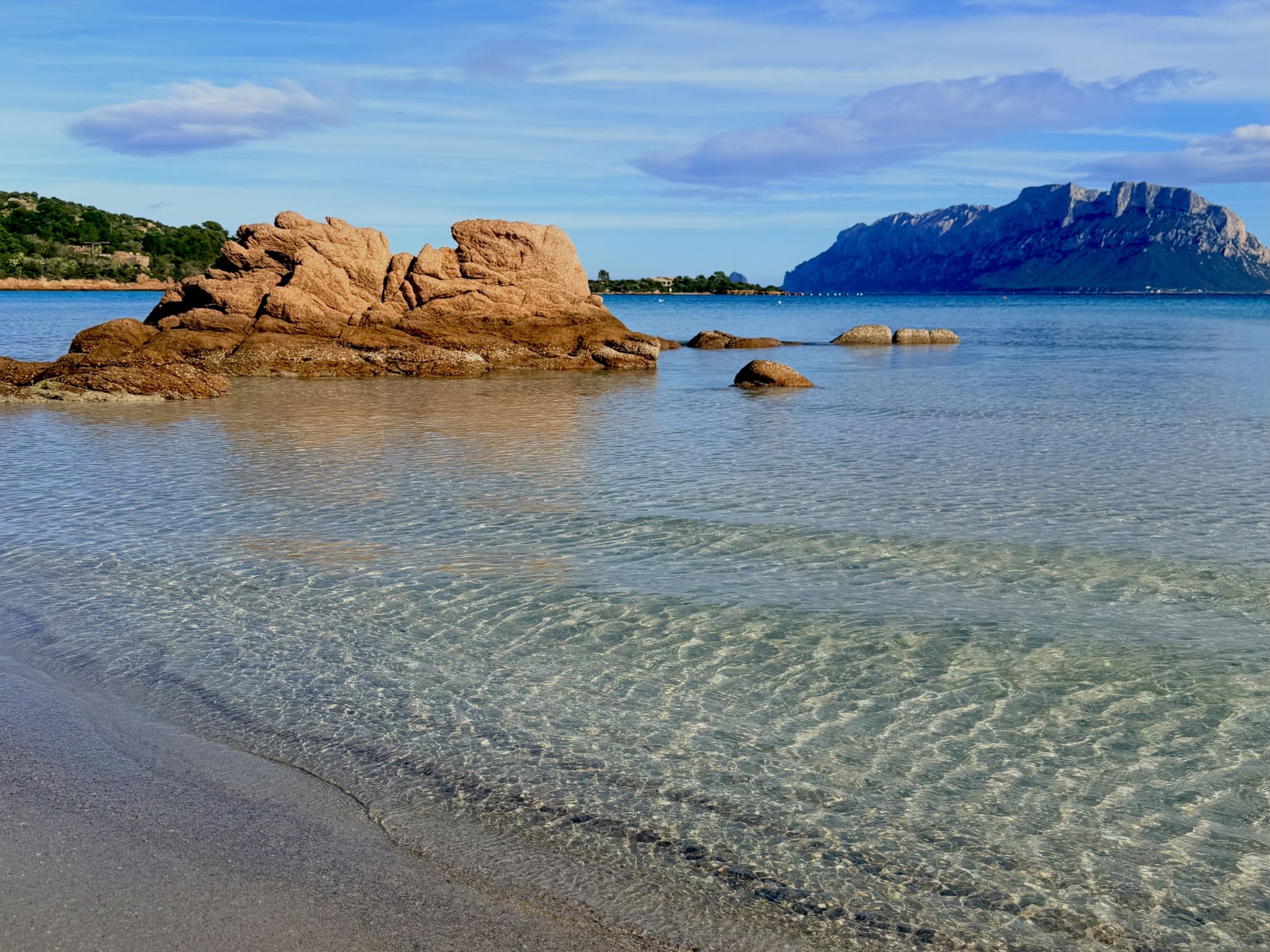 osa fare in Sardegna - spiaggia con rocce granitiche